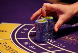 877 အွန်လိုင်း စလော့ Jackpot ကစားနေသော မြန်မာ ကစားသူများ